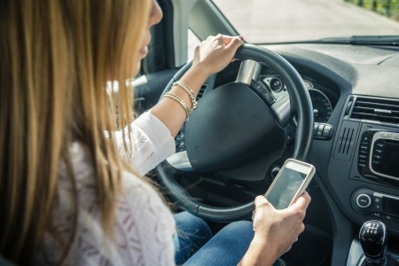 זוכה משימוש בסלולרי בנסיעה, והורשע בנהיגה ביד אחת